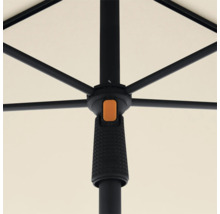 Detailopname van een tuinzonne parasol met zwart frame en een licht parasoldoek