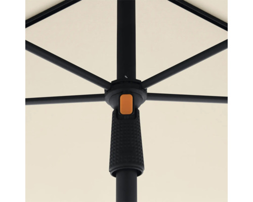 Detailopname van een tuinzonne parasol met zwart frame en een licht parasoldoek