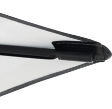 Detailopname van een parasol met zwart frame en stoffen bekleding