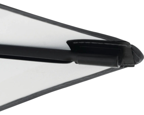 Detailopname van een parasol met zwart frame en stoffen bekleding