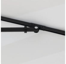 Detailopname van het scharniermechanisme van een parasol