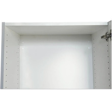 Interieur van een witte keukenkast met gaten voor verstelbare planken