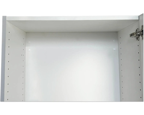 Interieur van een witte keukenkast met gaten voor verstelbare planken