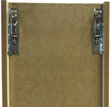 Gedetailleerde weergave van een kastdeur met gemonteerde scharnieren.