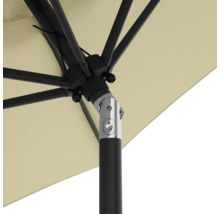Detailopname van een parasol met een zwart frame en een beige schermdoek.