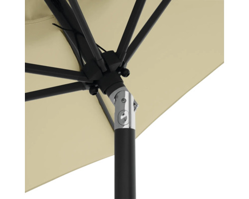 Detailopname van een parasol met een zwart frame en een beige schermdoek.