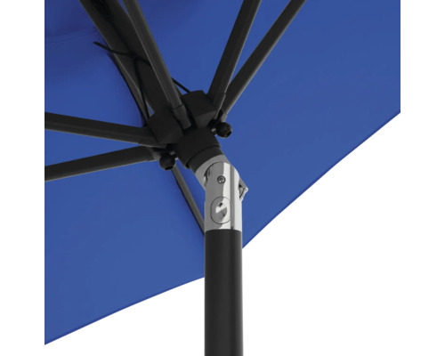 Detailopname van een parasol met blauw schermdoek en zwart frame