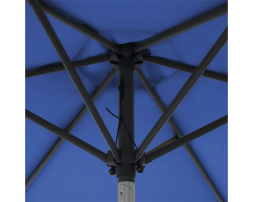 Detailopname van de onderkant van een blauwe parasol met metalen frame