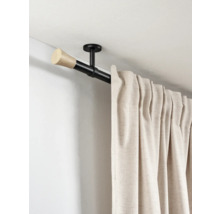 Zwarte gordijnroede met houten eindknop en plafondsteun, waaraan een beige gordijn hangt.