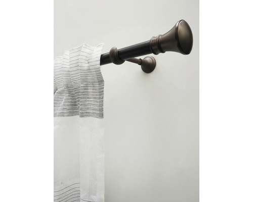 Dubbele metalen gordijnroede met decoratieve eindknoppen en gestreept gordijn.