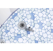 Detailopname van een opblaasbare whirlpool met ventiel en blauw-wit mozaïekpatroon
