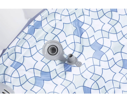 Detailopname van een opblaasbare whirlpool met ventiel en blauw-wit mozaïekpatroon