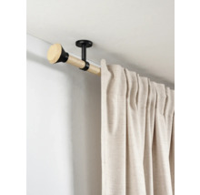 Gordijnroede voor plafondmontage van licht hout met zwarte metalen steunen en beige gordijn.