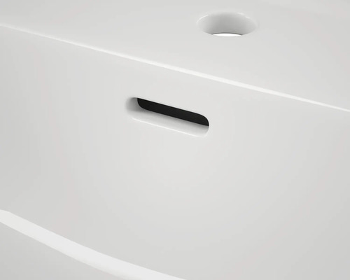 Detailopname van een keramische wastafel met kraangat en overloop