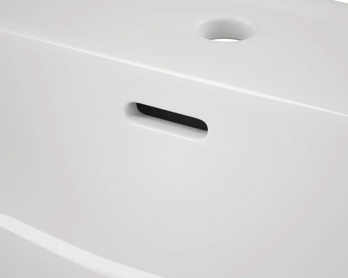 Detailopname van een keramische wastafel met kraangat en overloop