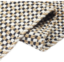 Close-up van een gevlochten vloerkleed met schaakbordpatroon