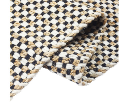 Close-up van een gevlochten vloerkleed met schaakbordpatroon