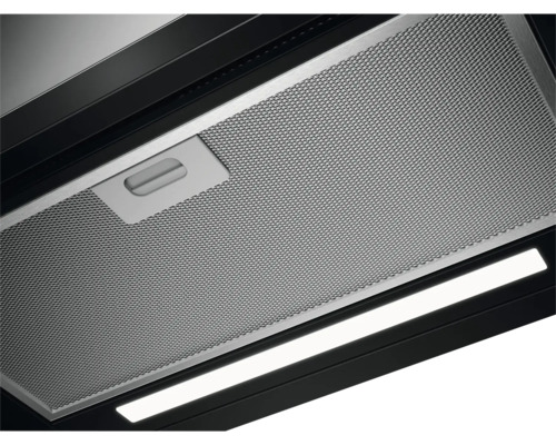 Detailopname van een metalen vetfilter met handgreep en verlichting van een afzuigkap