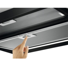 Gedetailleerde weergave van een afzuigkap met metalen vetfilter en bedieningselement