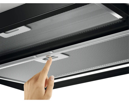 Gedetailleerde weergave van een afzuigkap met metalen vetfilter en bedieningselement