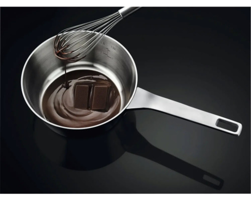 Roestvrijstalen smeltkroes met chocolade en garde