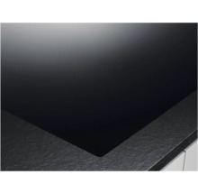 Zwarte kookplaat ingebouwd in een werkblad