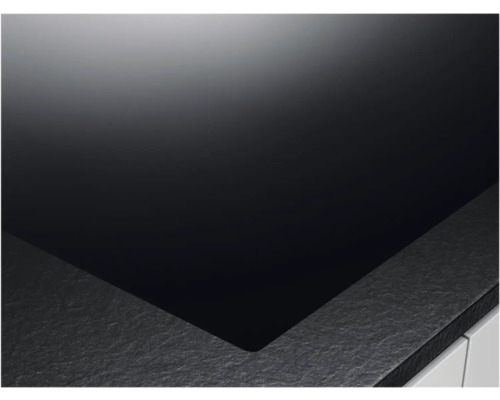 Zwarte kookplaat ingebouwd in een werkblad