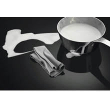 Pan met melk en schoonmaakdoek op een oppervlak