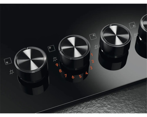 Close-up van een zwarte kookplaat met bedieningsknoppen