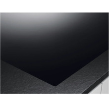 Zwarte kookplaat ingebouwd in een keukenblad