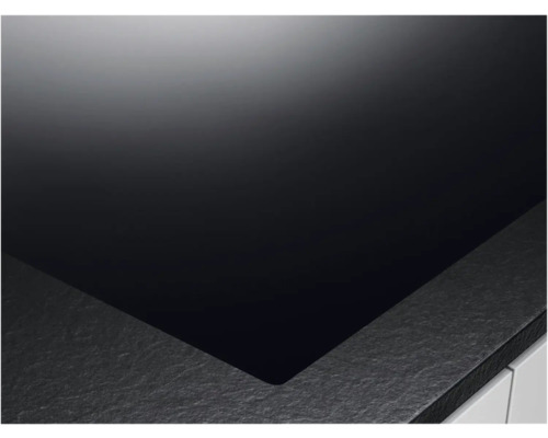 Zwarte kookplaat ingebouwd in een keukenblad