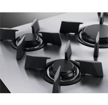 Close-up van een gasfornuis met meerdere branders en pannendragers