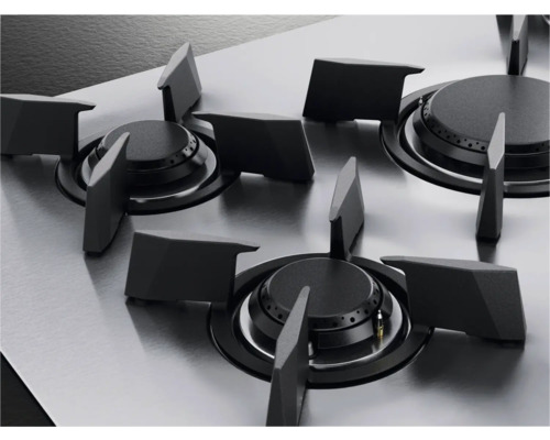 Close-up van een gasfornuis met meerdere branders en pannendragers