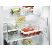 Interieur van een koelkast met groenten en fruit in transparante bakken