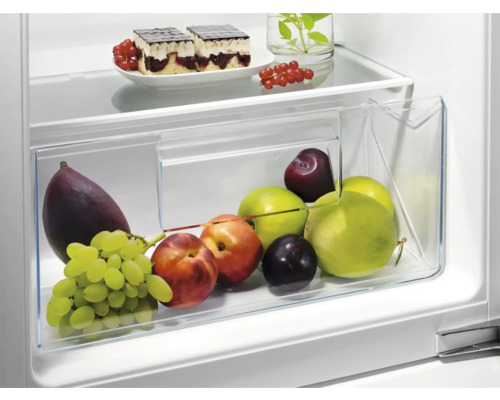 Koelkast met groentelade gevuld met fruit en gebak