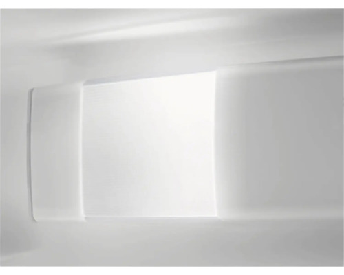 Interieur van een koelkast met heldere binnenverlichting