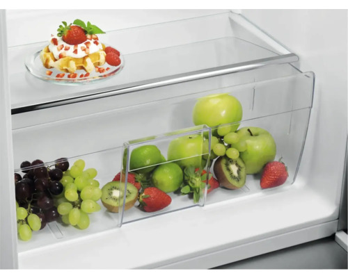 Interieur van een koelkast met fruit, groenten en een dessert