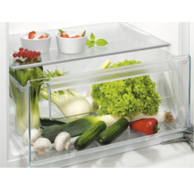 Groenten en fruit in een groentelade van een koelkast.