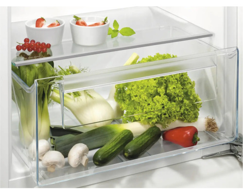 Groenten en fruit in een groentelade van een koelkast.