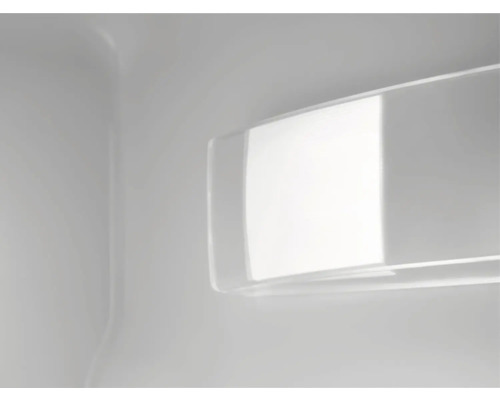 Binnenkant van een koelkast met een plank