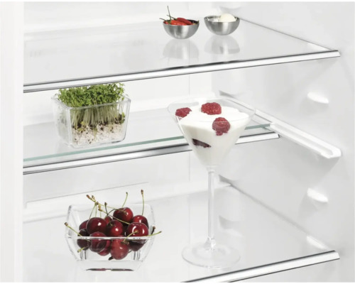 Kijkje in een koelkast met voedsel op glazen planken.