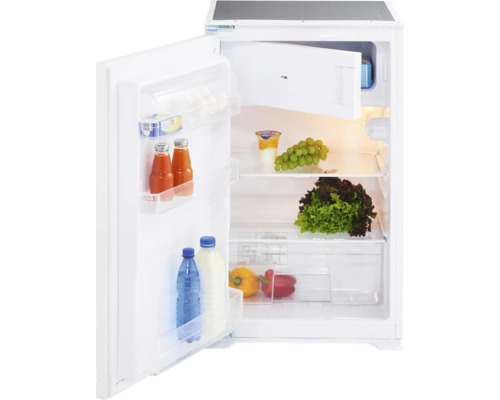 Geopende, witte koelkast met levensmiddelen