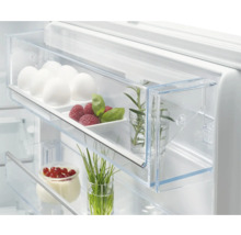 Interieur van een koelkast met voedsel in transparante containers