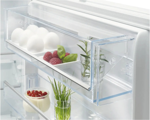 Interieur van een koelkast met voedsel in transparante containers