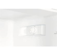 Interieur van een koelkast met temperatuurregelaar