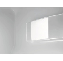 Interieur van een koelkast met plank