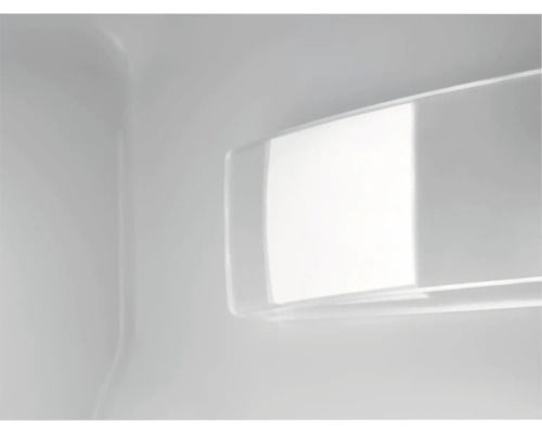 Interieur van een koelkast met plank