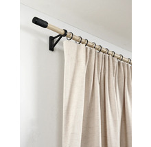 Houten gordijnroede met zwarte wandsteun, ringen en eindknop, voorzien van een beige gordijn met textuur.
