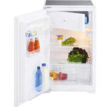 Geopende koelkast met voedsel