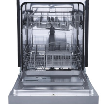 Geopende vaatwasser met rekken voor borden en bestek